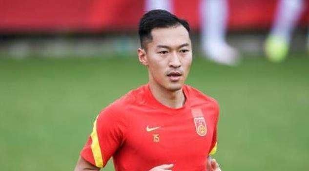 张晋眼神凌厉、以经典咏春招式亮相，就连手臂处青筋都蕴含着深厚力量；杨紫琼掌风稳健，侠气凛然，彰显一代侠女风范；柳岩此次也以武打招式亮相，不乏英气十足